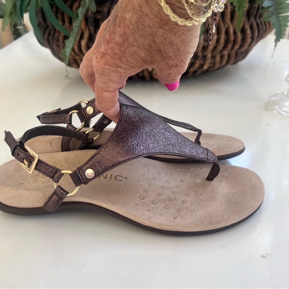 Vionic Kirra Sandal WMN Sz 9 Metallic Strapback Thong Leather Orthotic Comfort